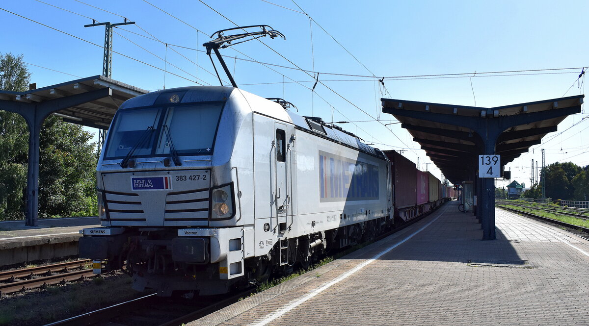 METRANS a.s., Praha [CZ] mit ihrer  383 427-2  [NVR-Nummer: 91 54 7383 427-2 CZ-MT] und einem Containerzug am 11.08.25 Durchfahrt Bahnhof Magdeburg-Neustadt.