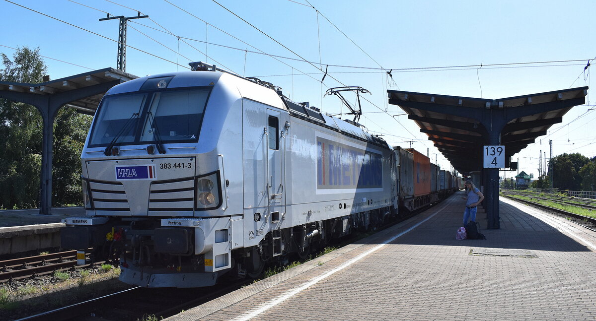 METRANS a.s., Praha [CZ] mit ihrer neueren  383 441-3  [NVR-Nummer: 91 54 7383 441-3 CZ-MTR] und einem Containerzug am 11.08.25 Durchfahrt Bahnhof Magdeburg-Neustadt. 