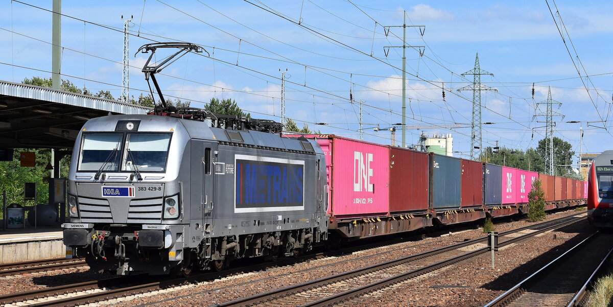 METRANS a.s., Praha [CZ] mit ihrer Vectron  383 429-8  [NVR-Nummer: 91 54 7383 429-8 CZ-MT] und einem Containerzug am 01.09.25 Höhe Bahnhof Schönefeld b. Berlin.