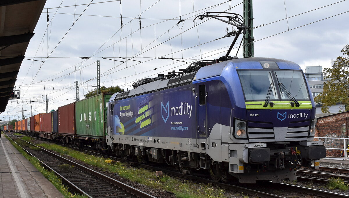 METRANS a.s., Praha [CZ] mit ihrer Vectron  383 425-6  [NVR-Nummer: 91 54 7383 425-6 CZ-MT] und einem Containerzug am 18.09.25 Höhe Bahnhof Magdeburg-Neustadt.