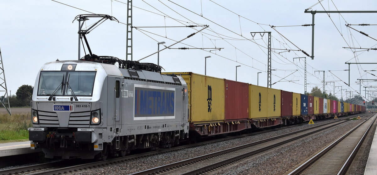 METRANS a.s., Praha [CZ] mit ihrer Vectron  383 418-1  [NVR-Nummer: 91 54 7383 418-1 CZ-MT] und einem Containerzug am 01.10.25 Höhe Bahnhof Rodleben.