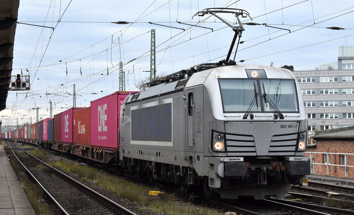 METRANS a.s., Praha [CZ] mit ihrer Vectron  383 401-7  [NVR-Nummer: 91 54 7383 401-7 CZ-MT] und einem Containerzug am 03.12.25 Höhe Bahnhof Magdeburg Neustadt.
