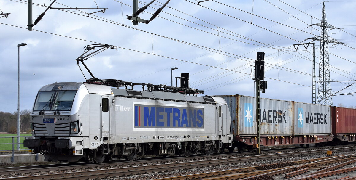 METRANS a.s., Praha [CZ] mit ihrer Vectron  383 417-3  [NVR-Nummer: 91 54 7383 417-3 CZ-MT] und einem Containerzug am 24.02.26 Höhe Bahnhof Rodleben.