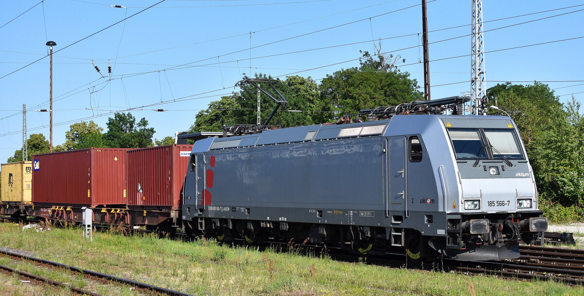 METRANS hat sie wohl aktuell angemietet, die Akiem Lok  185 566-7  [NVR-Nummer: 91 80 6185 566-7 D-AKIEM] mit einem Containerzug Richtung Hamburg am 12.06.25 Höhe Bahnhof Stendal Hbf.