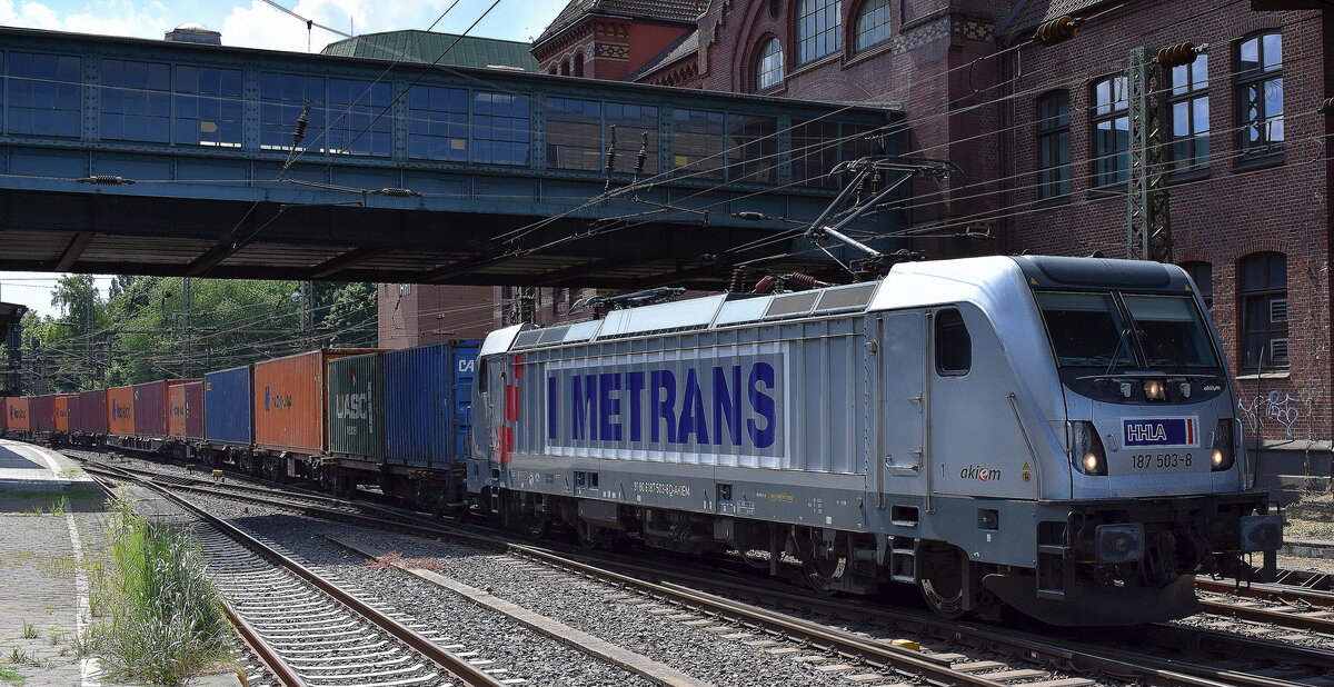 METRANS Rail (Deutschland) GmbH, Leipzig [D] mit der geleasten Akiem Lok  187 503-8  [NVR-Nummer: 91 80 6187 503-8 D-AKIEM] und einem Containerzug Richtung Hamburger Hafen am 20.05.25 Höhe Bahnhof Hamburg-Harburg.