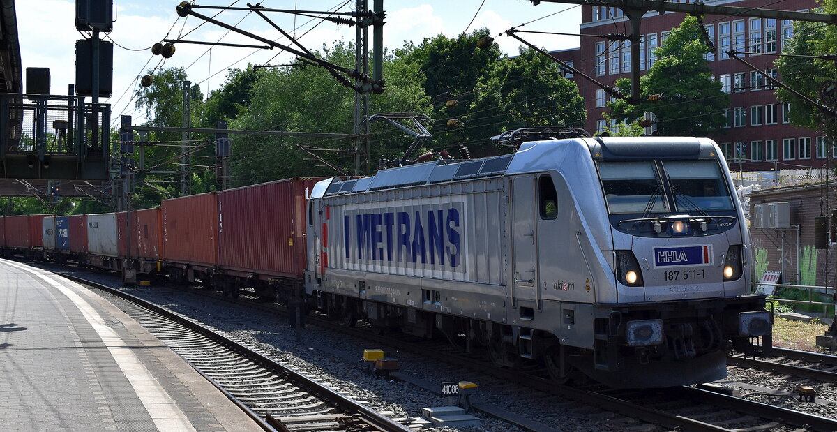 METRANS Rail (Deutschland) GmbH, Leipzig [D] mit der geleasten Akiem Lok  187 511-1 [NVR-Nummer: 91 80 6187 511-1 D-AKIEM] und einem Containerzug Richtung Hamburger Hafen am 20.05.25 Höhe Bahnhof Hamburg-Harburg.