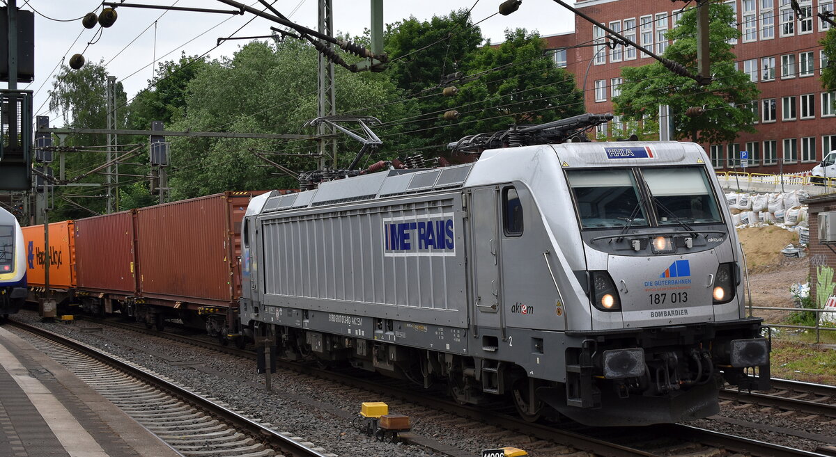 METRANS Rail (Deutschland) GmbH, Leipzig [D] mit der geleasten Akiem Lok  187 013  [NVR-Nummer: 91 80 6187 013-8 D-AKIEM] und einem Containerzug Richtung Hamburger Hafen am 27.05.25 Höhe Bahnhof Hamburg-Harburg.