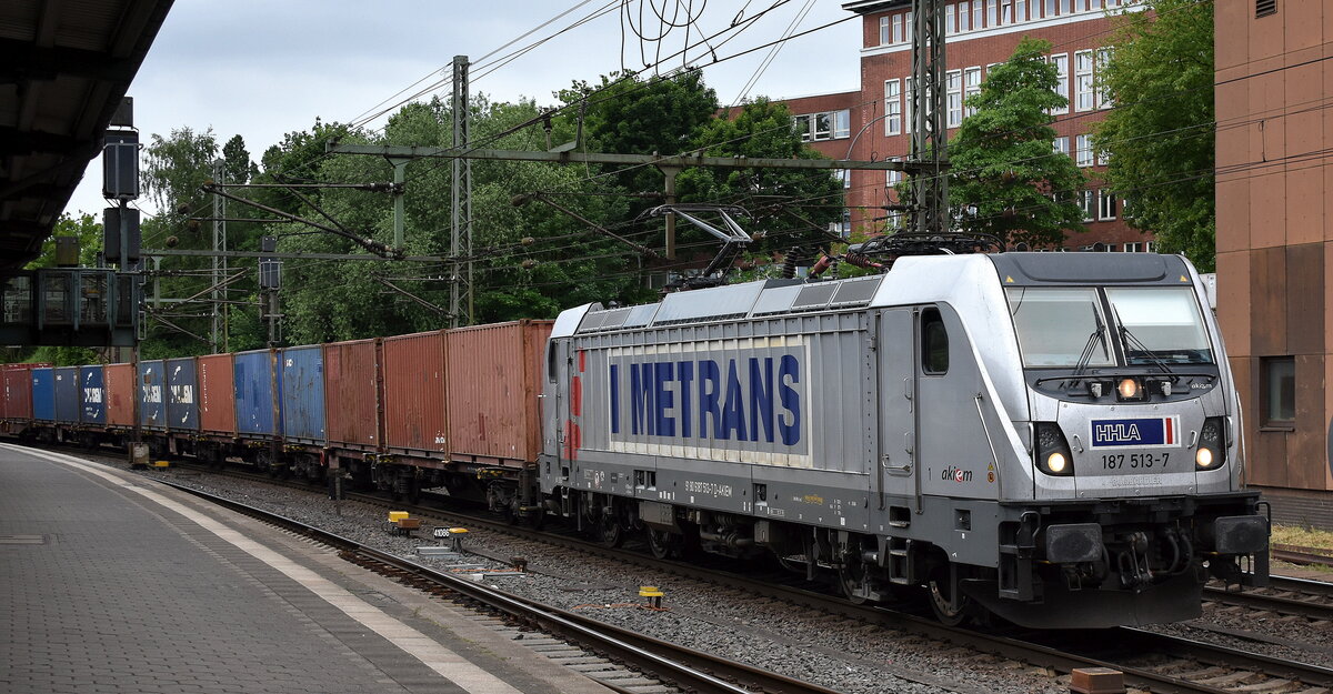 METRANS Rail (Deutschland) GmbH, Leipzig [D] mit der geleasten Akiem Lok  187 513-7  [NVR-Nummer: 91 80 6187 513-7 D-AKIEM] und einem Containerzug Richtung Hamburger Hafen am 27.05.25 Höhe Bahnhof Hamburg-Harburg.