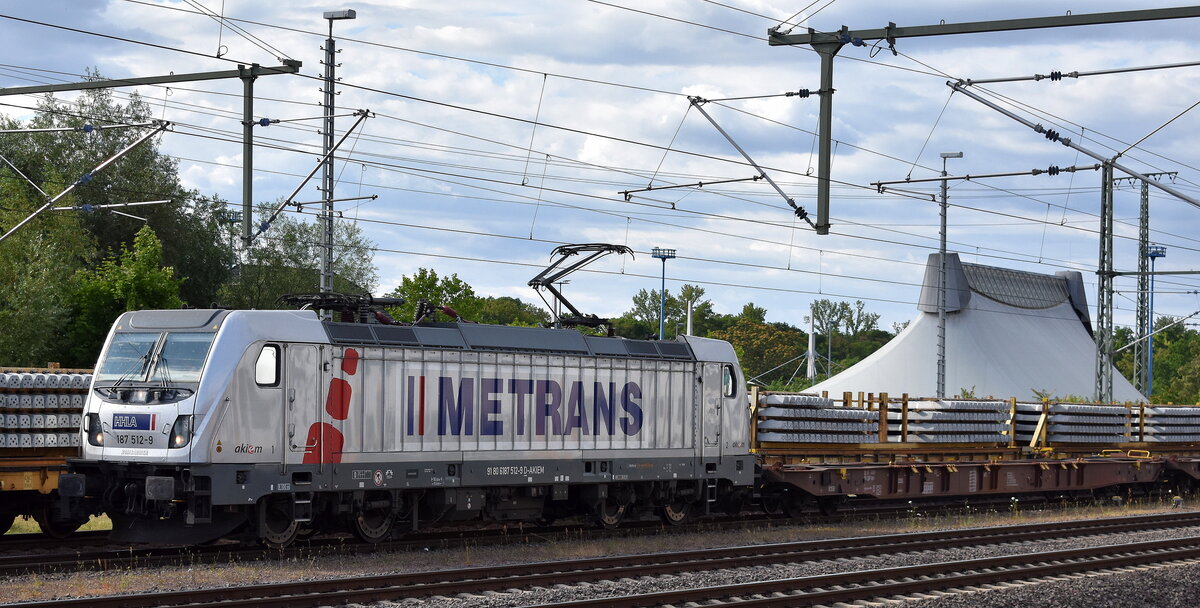METRANS Rail (Deutschland) GmbH, Leipzig [D] mit der geleasten Akiem Lok   187 512-9  [NVR-Nummer: 91 80 6187 512-9 D-AKIEM] und einem Containerzug am 10.07.25 Höhe Bahnhof Magdeburg Hbf.
