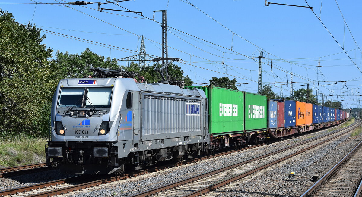 METRANS Rail (Deutschland) GmbH, Leipzig [D] mit der geleasten Akiem Lok  187 013  [NVR-Nummer: 91 80 6187 013-8 D-AKIEM] und einem Containerzug vom Containerterminal am Hafen Königs Wusterhausen am 12.08.25 Höhe Bahnhof Saarmund.