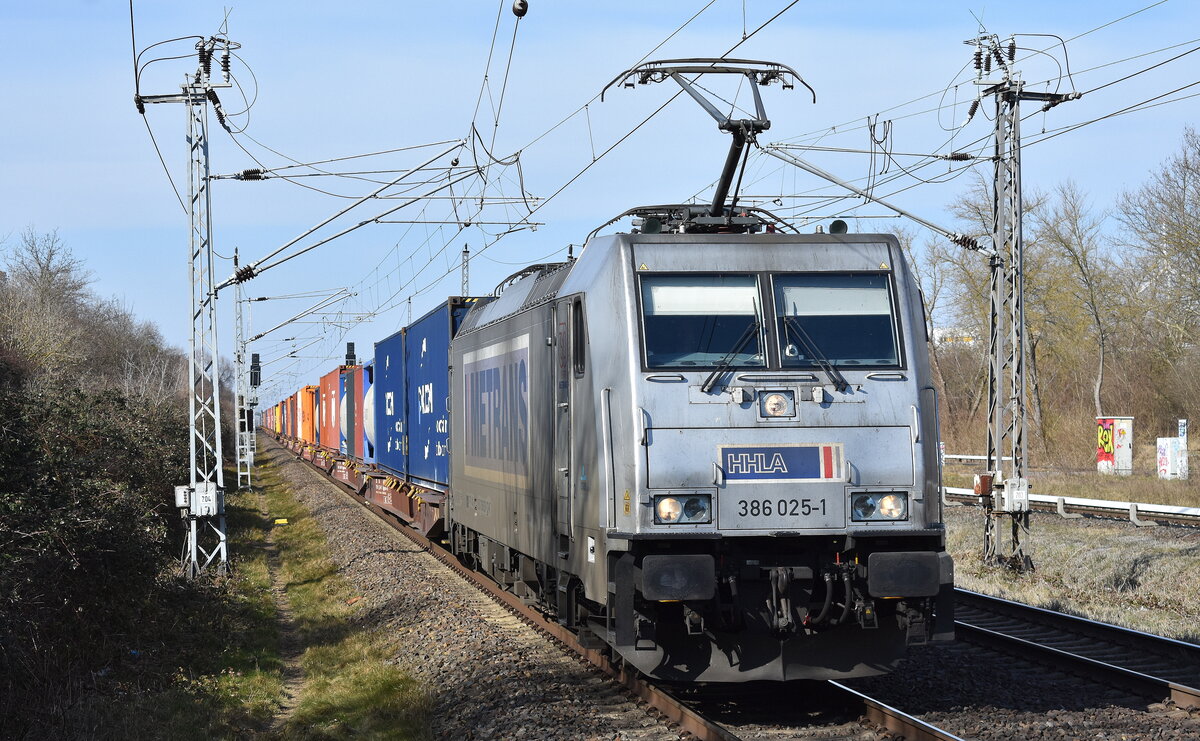 METRANS Rail s.r.o., Praha [CZ] mit ihrer  386 025-1  [NVR-Nummer: 91 54 7386 025-1 CZ-MT] und einem Containerzug am 07.03.25 Höhe Bahnhof Berlin Hohenschönhausen.