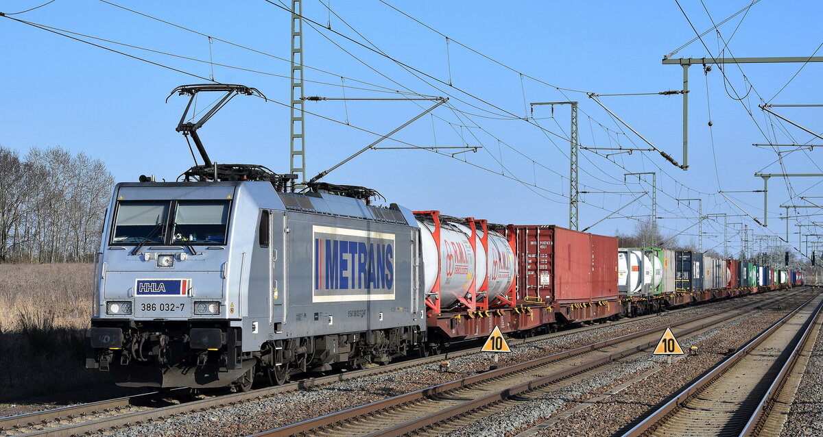 METRANS Rail s.r.o., Praha [CZ] mit ihrer  386 032-7  [NVR-Nummer: 91 54 7386 032-7 CZ-MT] und einem Containerzug am 20.03.25 Höhe Bahnhof Rodleben.