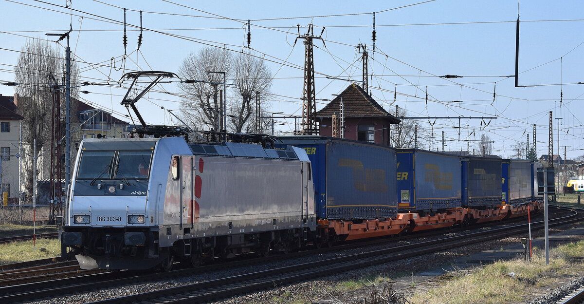 METRANS Rail s.r.o., Praha [CZ] mit der geleasten Akiem Lok  186 363-8  [NVR-Nummer: 91 80 6186 363-8 D-AKIEM] und einem KLV-Zug Höge Bahnhof Frankfurt (Oder) weiter nach Polen am 22.03.25 