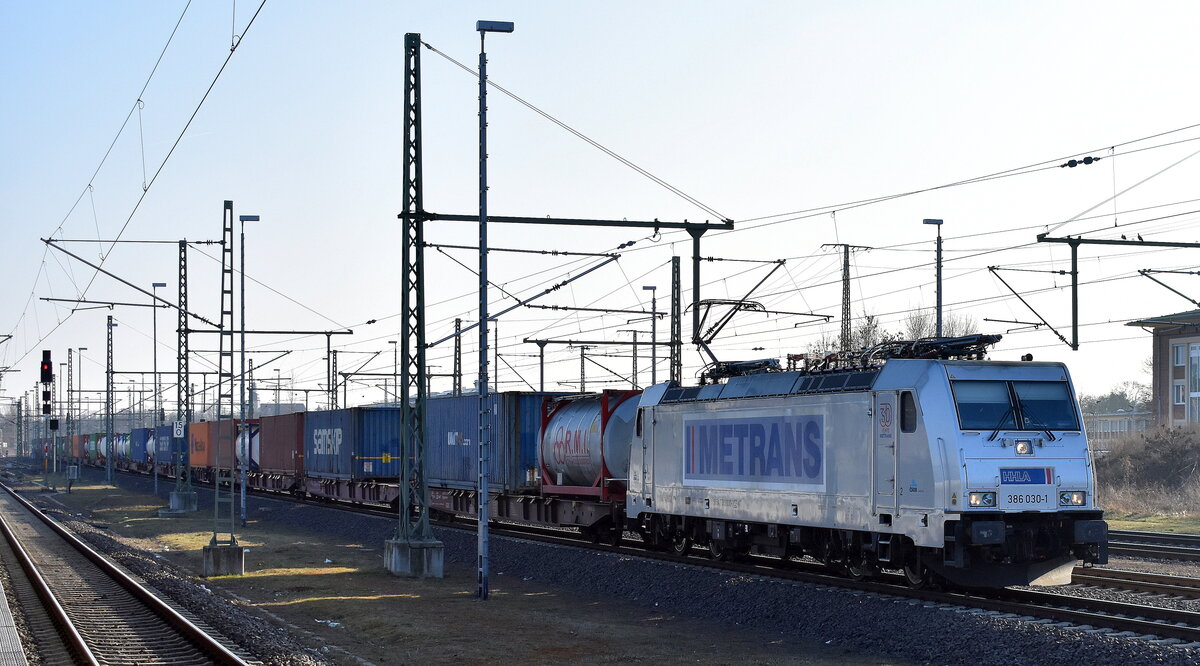 METRANS Rail s.r.o., Praha [CZ] mit ihrer  386 030-1  [NVR-Nummer: 91 54 7386 030-1 CZ-MT] und einem Containerzug am 27.03.25 Höhe Bahnhof Magdeburg Hbf.
