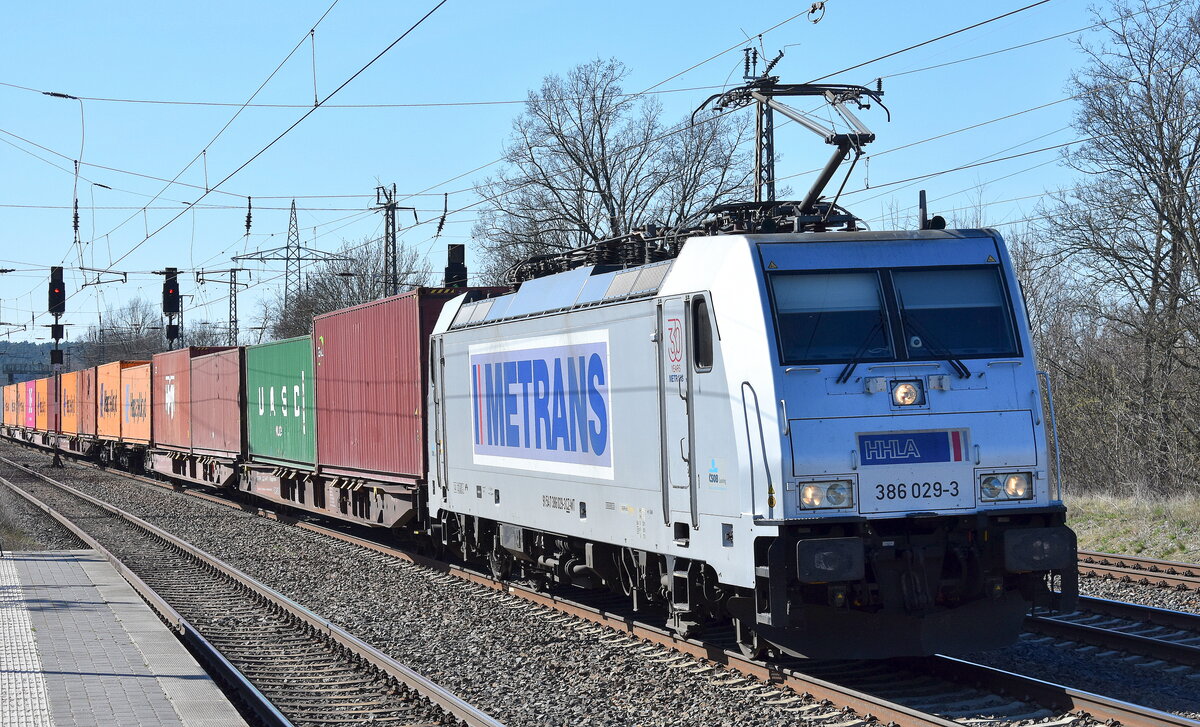 METRANS Rail s.r.o., Praha [CZ] mit ihrer  386 029-3  [NVR-Nummer: 91 54 7386 029-3 CZ-MT] und einem Containerzug am 03.04.25 Höhe Bahnhof Saarmund.