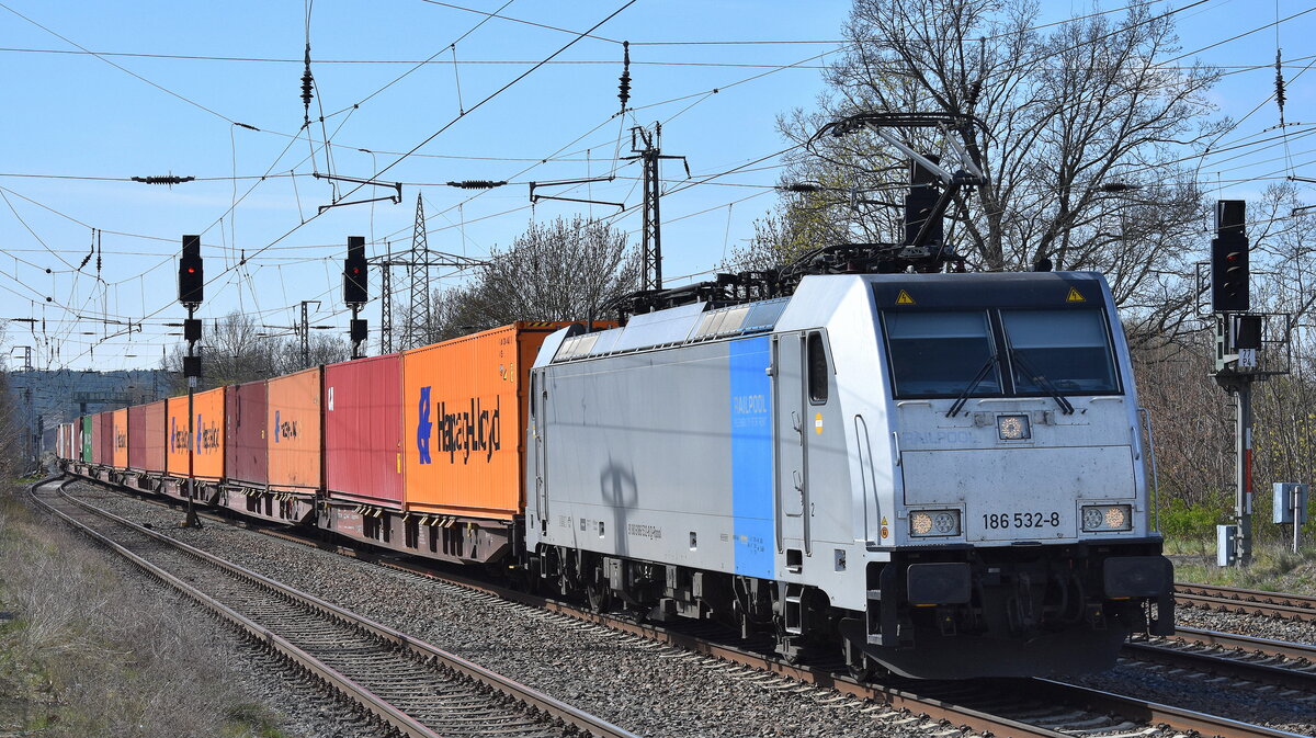 METRANS Rail s.r.o., Praha [CZ] mit der geleasten Railpool Lok  186 532-8  [NVR-Nummer: 91 80 6186 532-8 D-Rpool] und einem Containerzug am 10.04.25 Höhe Bahnhof Saarmund.