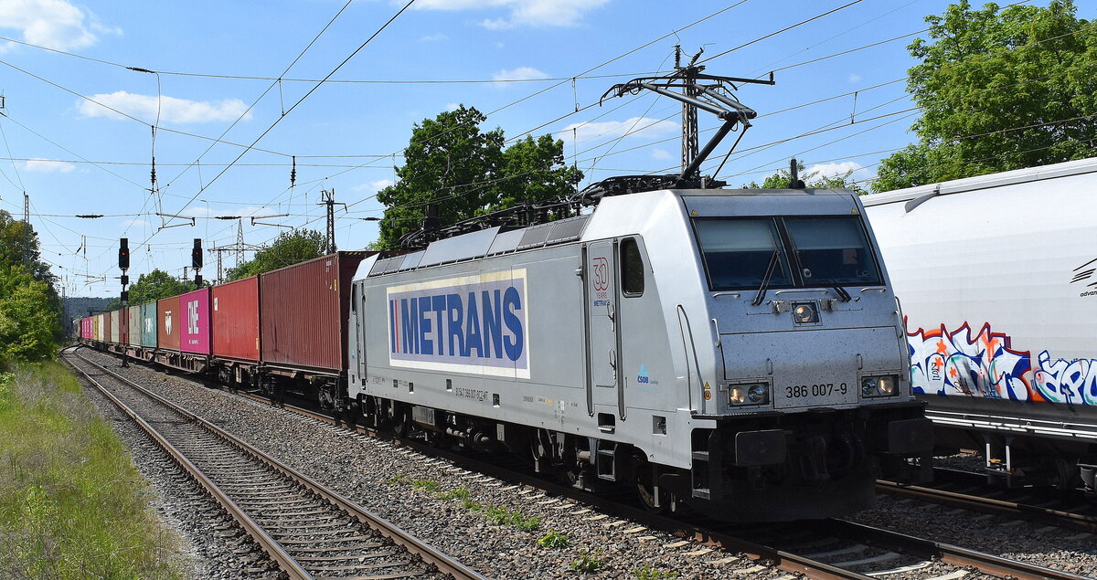 METRANS Rail s.r.o., Praha [CZ] mit ihrer  386 007-9  [NVR-Nummer: 91 54 7386 007-9 CZ-MT] und einem Containerzug am 12.05.25 Höhe Bahnhof Saarmund.