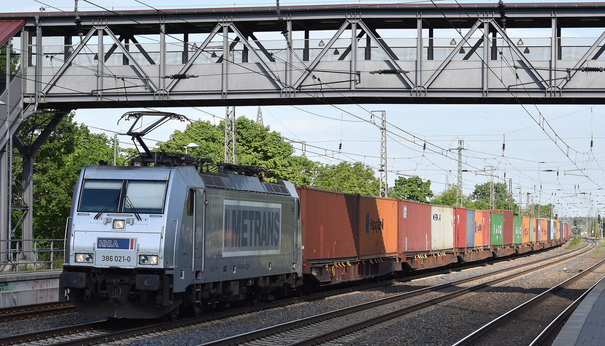 METRANS Rail s.r.o., Praha [CZ] mit ihrer  386 021-0  [NVR-Nummer: 91 54 7386 021-0 CZ-MT]  und einem Containerzug am 12.05.25 Höhe Bahnhof Saarmund.