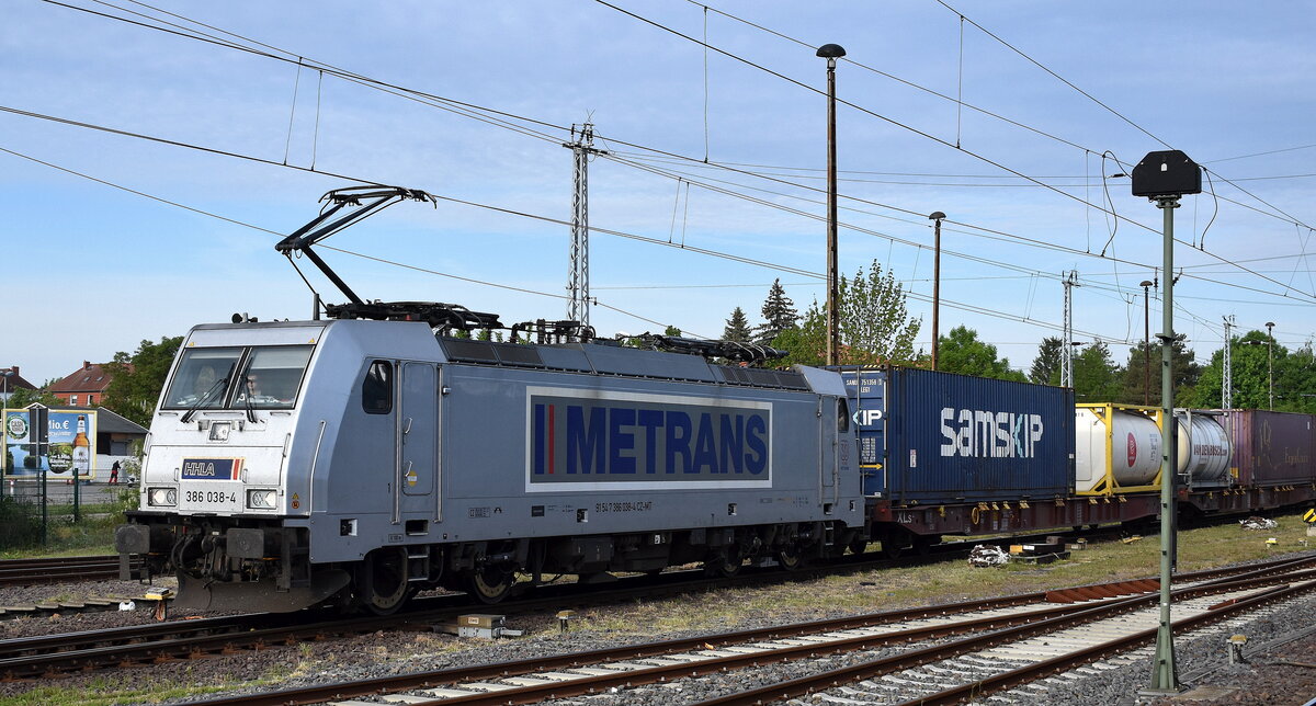 METRANS Rail s.r.o., Praha [CZ] mit ihrer  386 038-4  [NVR-Nummer: 91 54 7386 038-4 CZ-MT]
und einem Containerzug am 14.05.25 Höhe Bahnhof Stendal Hbf.