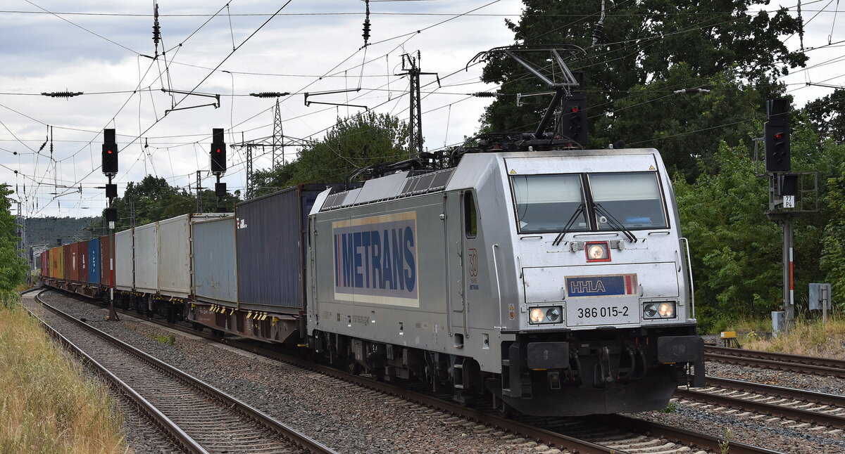 METRANS Rail s.r.o., Praha [CZ] mit ihrer  386 015-2  [NVR-Nummer: 91 54 7386 015-2 CZ-MT]  und einem Containerzug am 09.07.25 Höhe Bahnhof Saarmund.