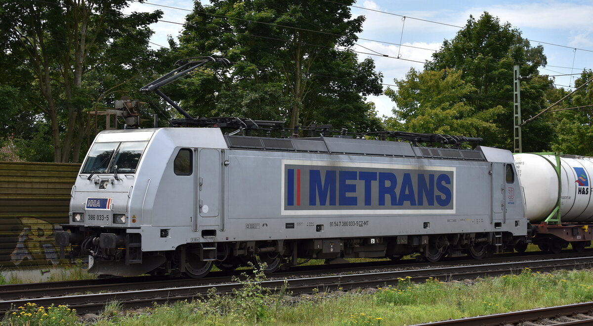 METRANS Rail s.r.o., Praha [CZ] mit ihrer  386 033-5  [NVR-Nummer: 91 54 7386 033-5 CZ-MT] und einem Containerzug am 07.08.25 Höhe S-Bahnhof Dedensen/​Gümmer.