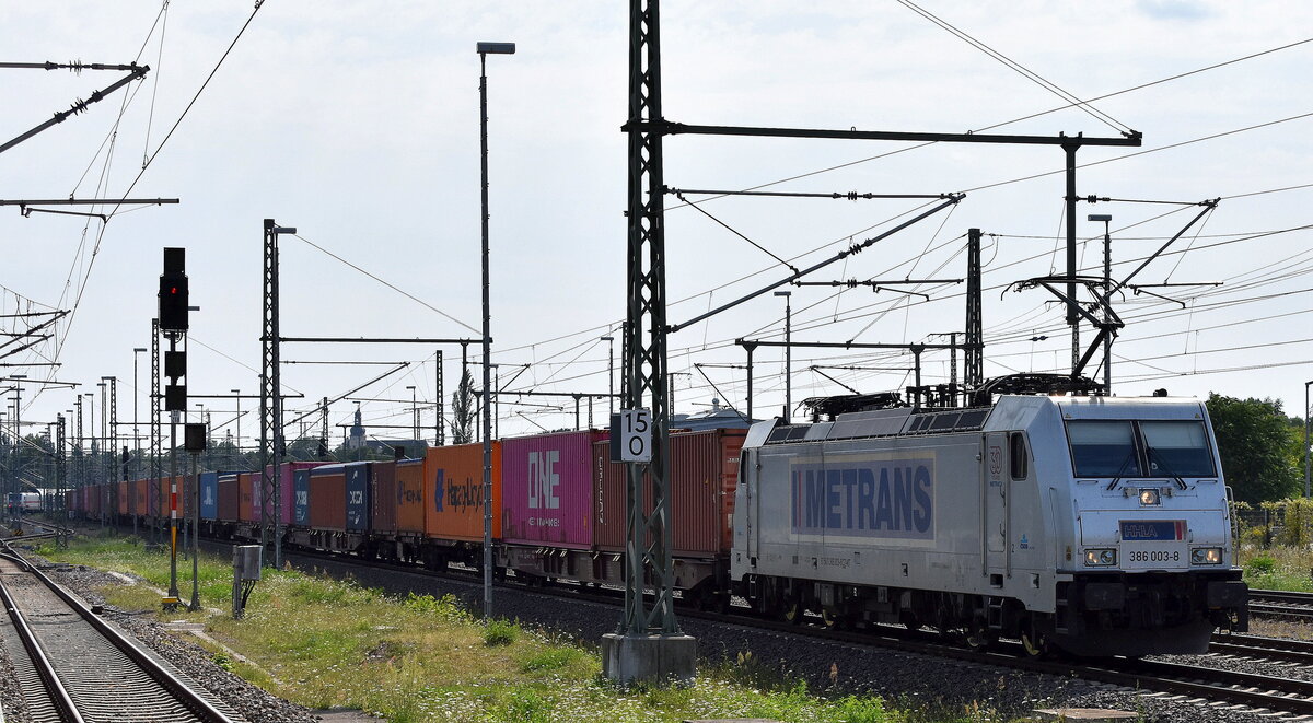 METRANS Rail s.r.o., Praha [CZ]  386 003-8  [NVR-Number: 91 54 7386 003-8 CZ-MT] und einem Containerzug am 09.08.25 Höhe Bahnhof Magdeburg Hbf.