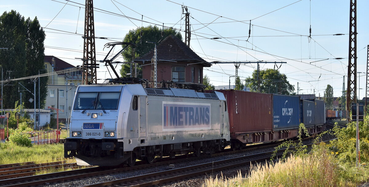 METRANS Rail s.r.o., Praha [CZ]  mit ihrer  386 021-0  [NVR-Nummer: 91 54 7386 021-0 CZ-MT] und einem Containerzug Richtung Europabrücke (Polen) am 26.08.25 Höhe Bahnhof Frankfurt/Oder.