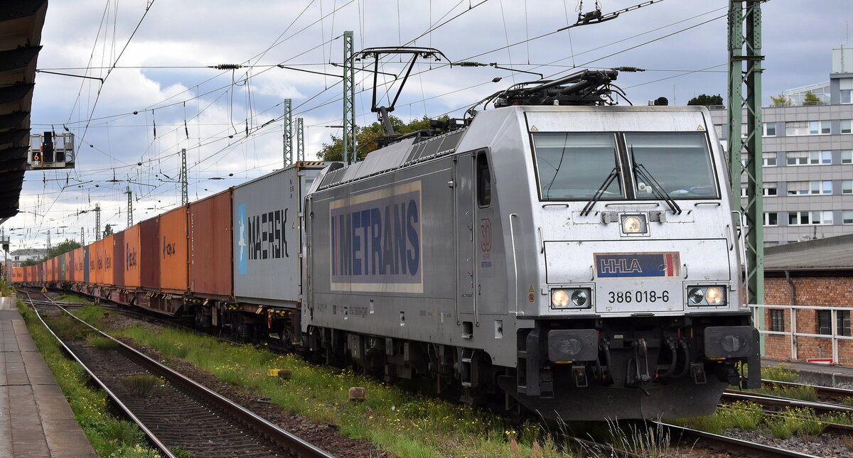 METRANS Rail s.r.o., Praha [CZ] mit ihrer  386 018-6  [NVR-Nummer: 91 54 7386 018-6 CZ-MT] und einem Containerzug am 11.09.25 Höhe Bahnhof Magdeburg-Neustadt.
