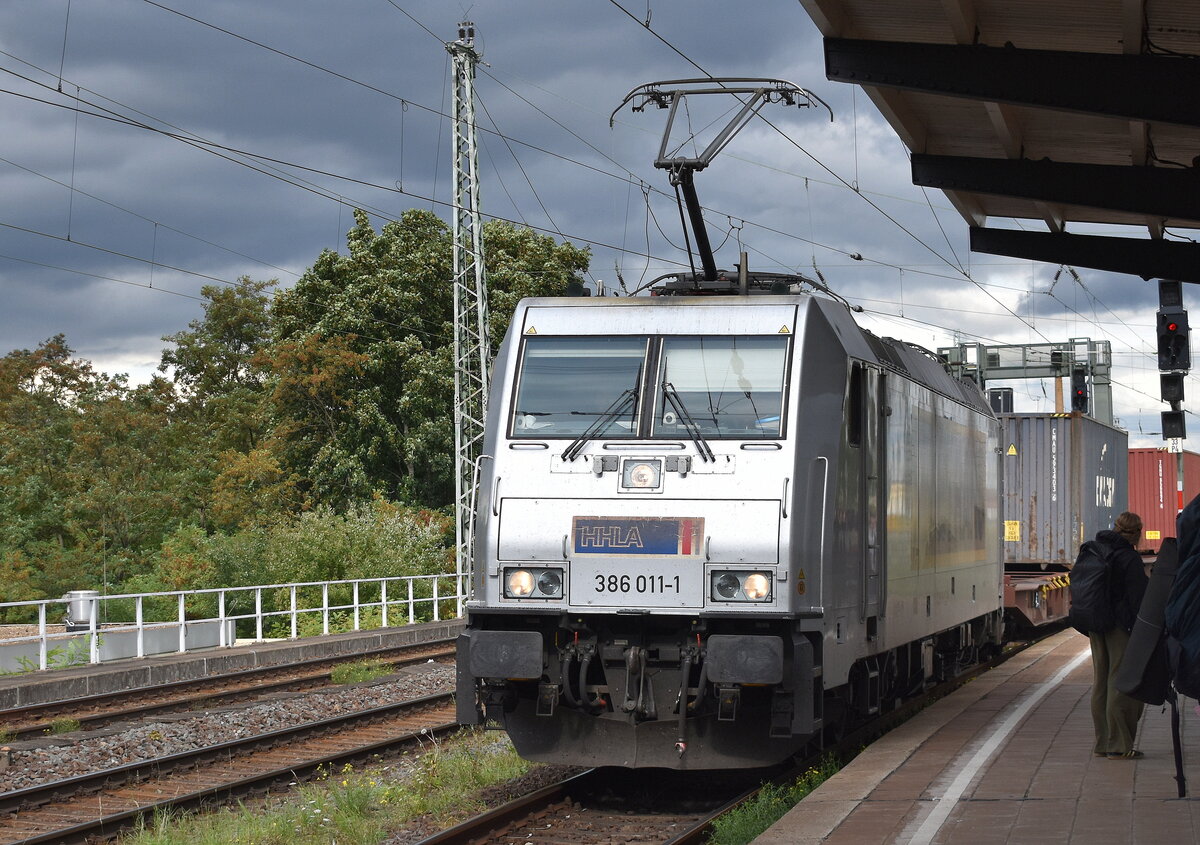 METRANS Rail s.r.o., Praha [CZ] mit ihrer  386 011-1  [NVR-Nummer: 91 54 7386 011-1 CZ-MT] und einem Containerzug am 11.09.25 Durchfahrt Bahnhof Magdeburg-Neustadt.