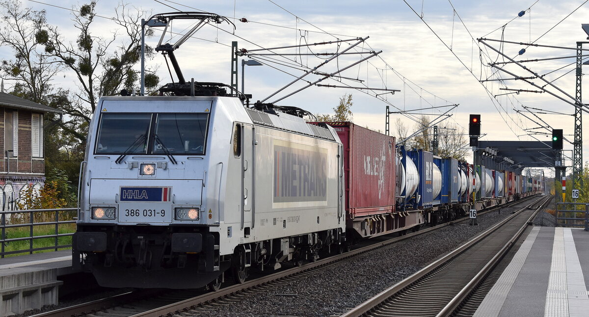 METRANS Rail s.r.o., Praha [CZ] mit ihrer  386 031-9  [NVR-Nummer: 91 54 7386 031-9 CZ-MT] und einem Containerzug am 04.11.25 Durchfahrt Bahnhof Roßlau (Elbe).