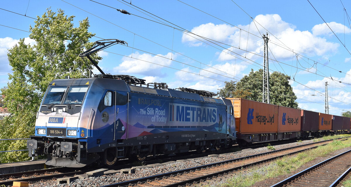 METRANS Rail s.r.o., Praha-Uhříněves [CZ] mit der geleasten Railpoool Lok  186 534-4  [NVR-Nummer: 91 80 6186 534-4 D-Rpool] und einem Containerzug am 15.09.25 Höhe Bahnhof Magdeburg-Neustadt.