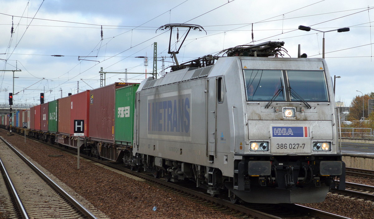 METRANS/HHLA 386 027-7 mit Containerzug am 20.11.17 Bf. Flughafen Berlin-Schönefeld.