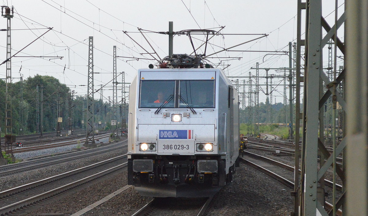 METRANS/HHLA 386 029-3 trifft mit einem leeren Containerzug in Hamburg-Harburg ein, 20.06.17