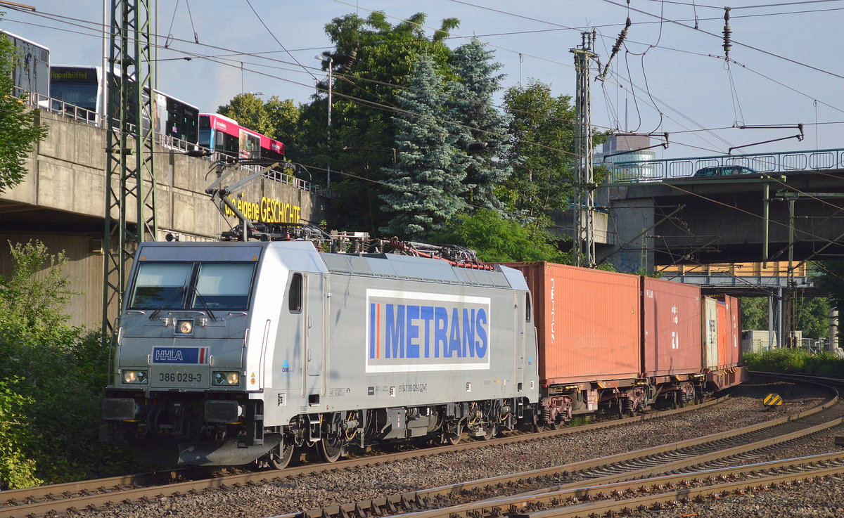 METRANS/HHLA 386 029-3 verlässt mit Containerzug den Hamburger Hafen am 20.06.17 Bf. Hamburg-Harburg.
