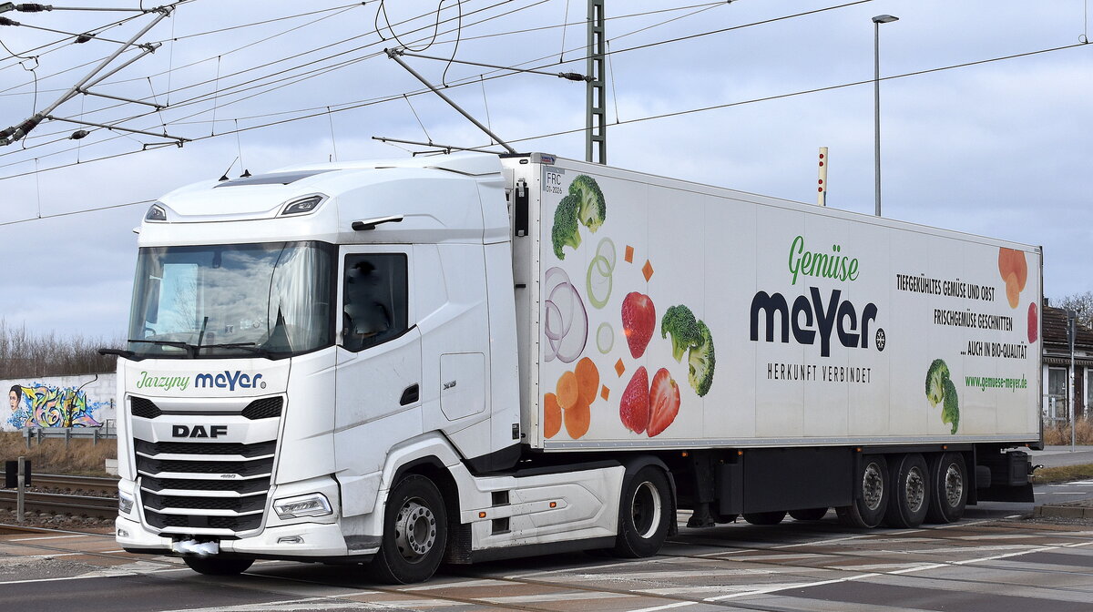 Meyer Gemüsebearbeitung GmbH mit einem, Kühlthermo-Sattelzug mit polnischer DAF XG 480 Zugmaschine am 24.02.26 Bahnübergang Rodleben.