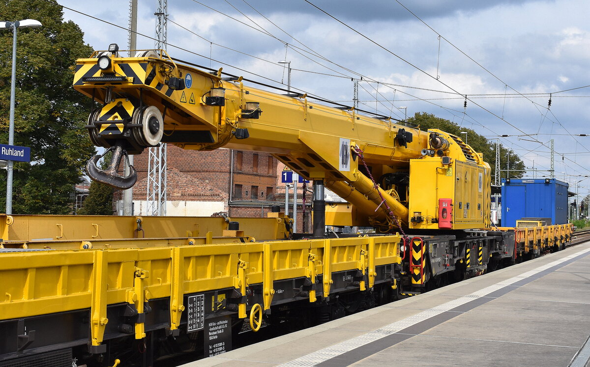 MGW Gleis- und Weichenbau GmbH, Berlin mit ihrem Gleisbauschienenkran MUTITASKER KRC 910 ( 99 80 9419 025-8 D-MGWB ) am Haken von ESL GmbH Lo  293 515-3  am 10.09.25 Durchfahrt Bahnhof Ruhland.