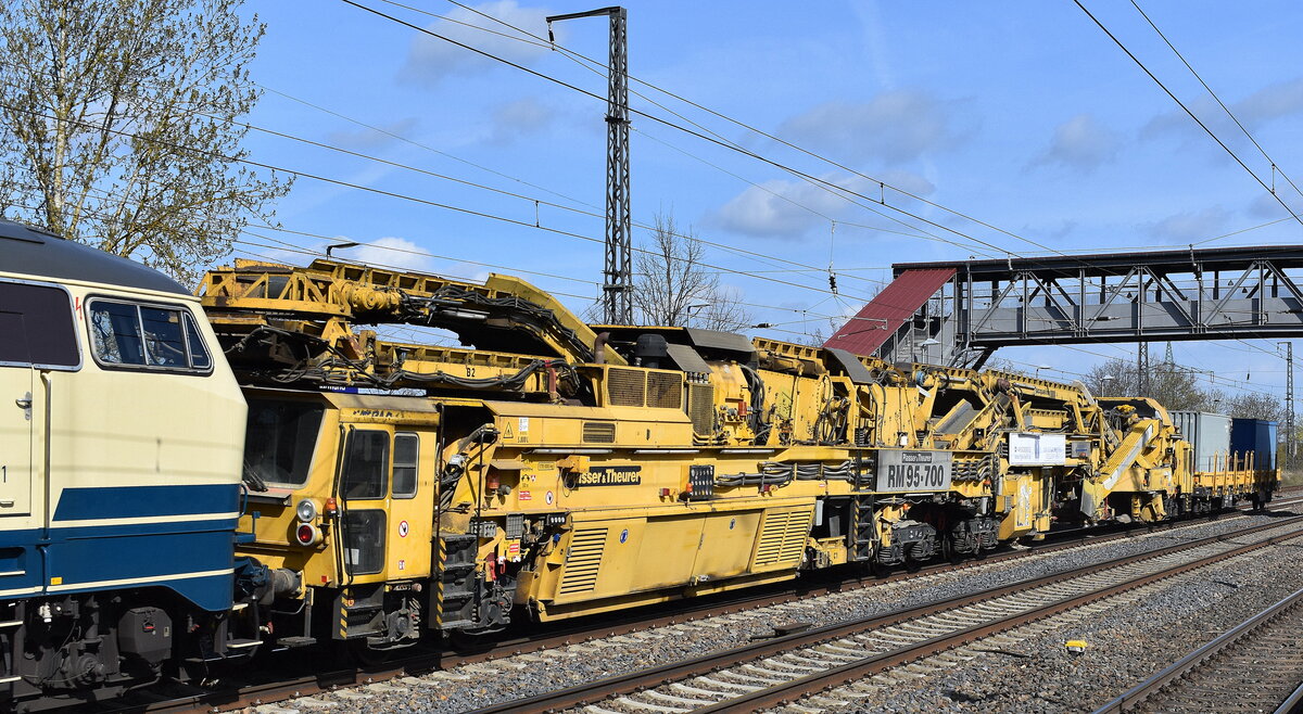 MGW Plasser & Theurer Hochleistungs-Bettungsreinigungsmaschine Typ RM 95-700 am Haken von PRESS  218 333-3  am 10.04.25 Höhe Bahnhof Saarmund.