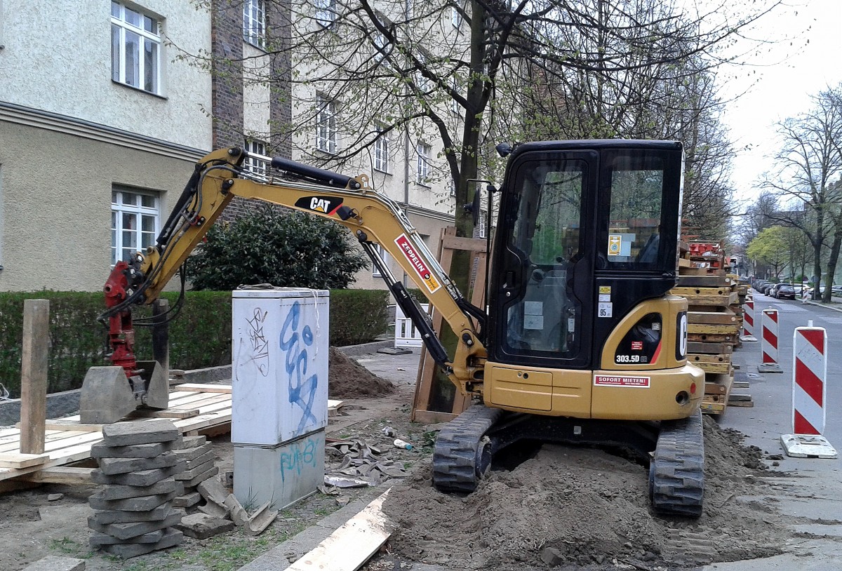 Mietbaumaschine CAT 303.5D CR Minibagger am 04.04.14 Berlin-Pankow.