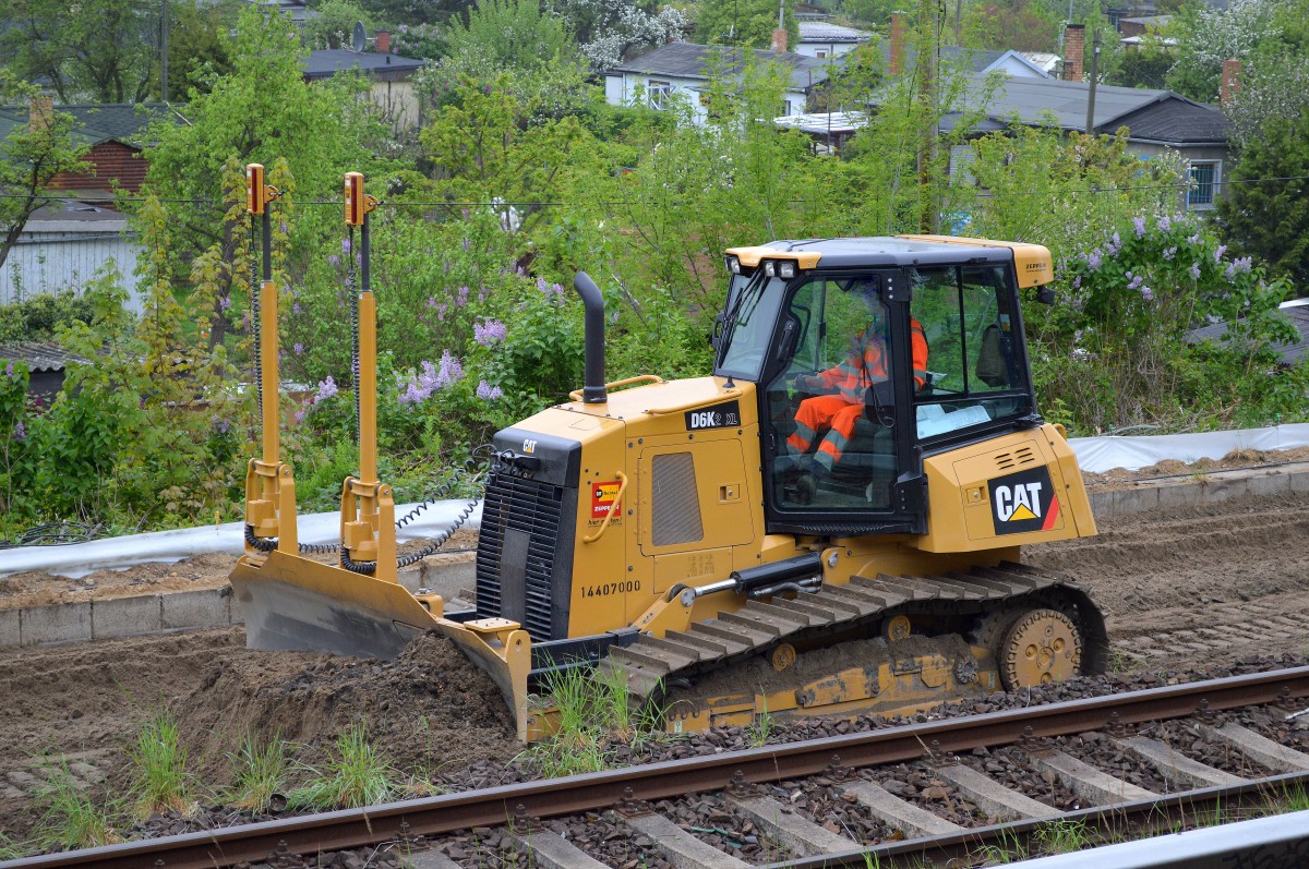 Mietbaumaschine, eine CAT D6K2 XL Raupe im Einsatz Gleisbauarbeiten Höhe S-Bhf. Berlin-Plänterwald, 24.04.14  