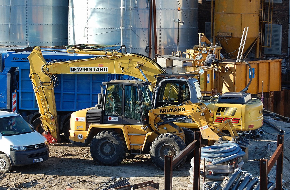 Mietbaumaschine, ein Ahlmann AS150 Radlader und dahinter ein NEW HOLLAND E 265 Raupenbagger am 26.11.13 Großbaustelle Berlin Ostkreuz.