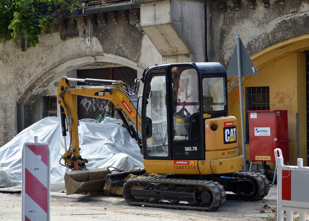 Mietbaumaschine, ein CAT 302.7D CR Minibagger am 01.08.15 Berlin Rummelsburg.
