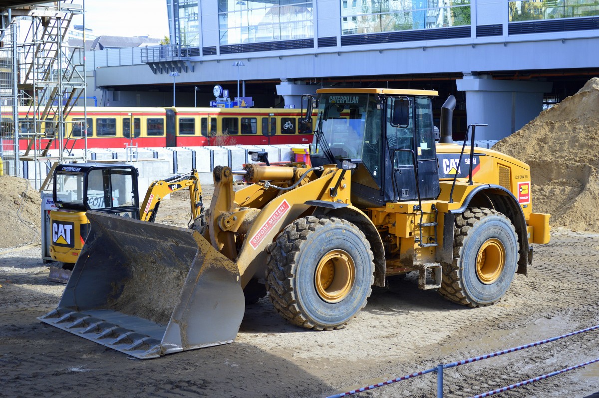 Mietbaumschine, ein CAT 966 H Radlader, Großbaustelle Berlin-Ostkreuz, 15.04.14