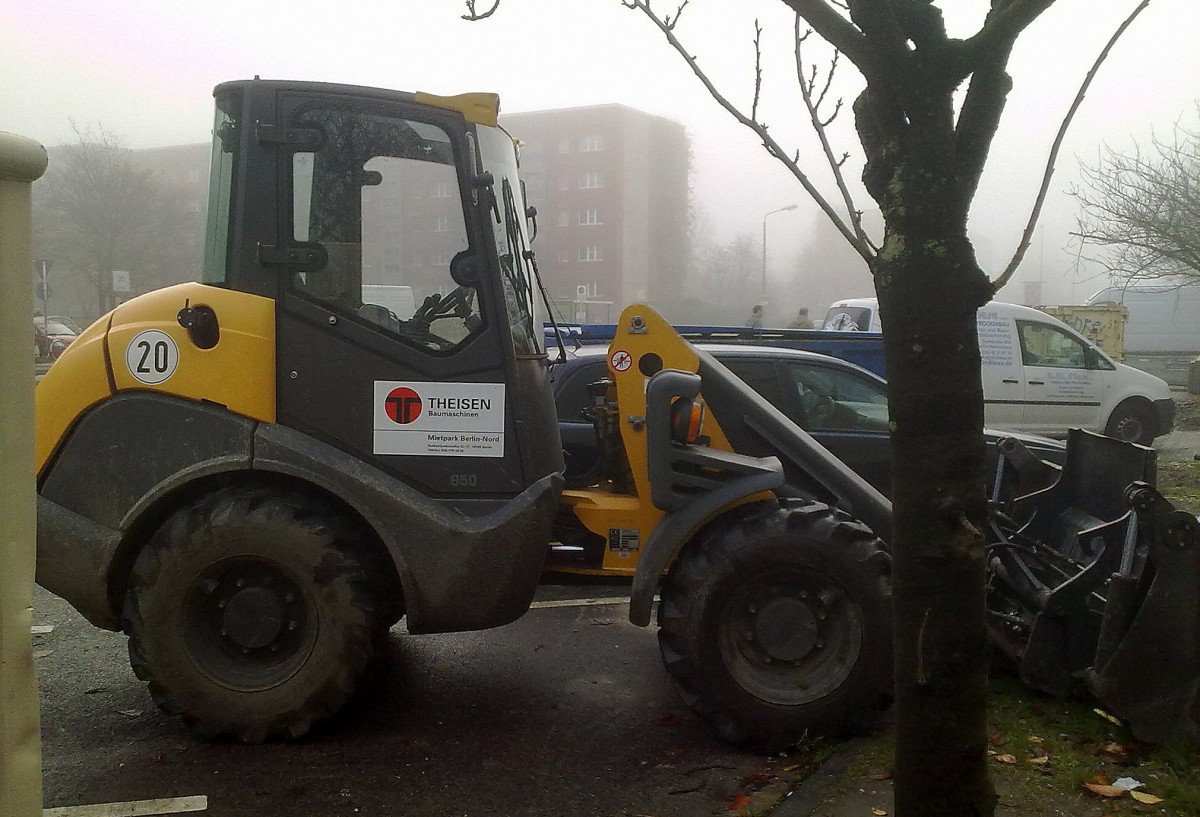 Mietbaumschine der Fa.THEISEN, ein Ahlmann AX 850 Radlader, 21.11.13 Berlin-Pankow