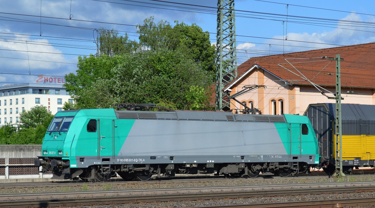Mietlok 185 617-8 für TXLA tätig mit PKW-Transportzug bei der Durchfahrt Bhf. Fulda Hbf. am 24.05.14