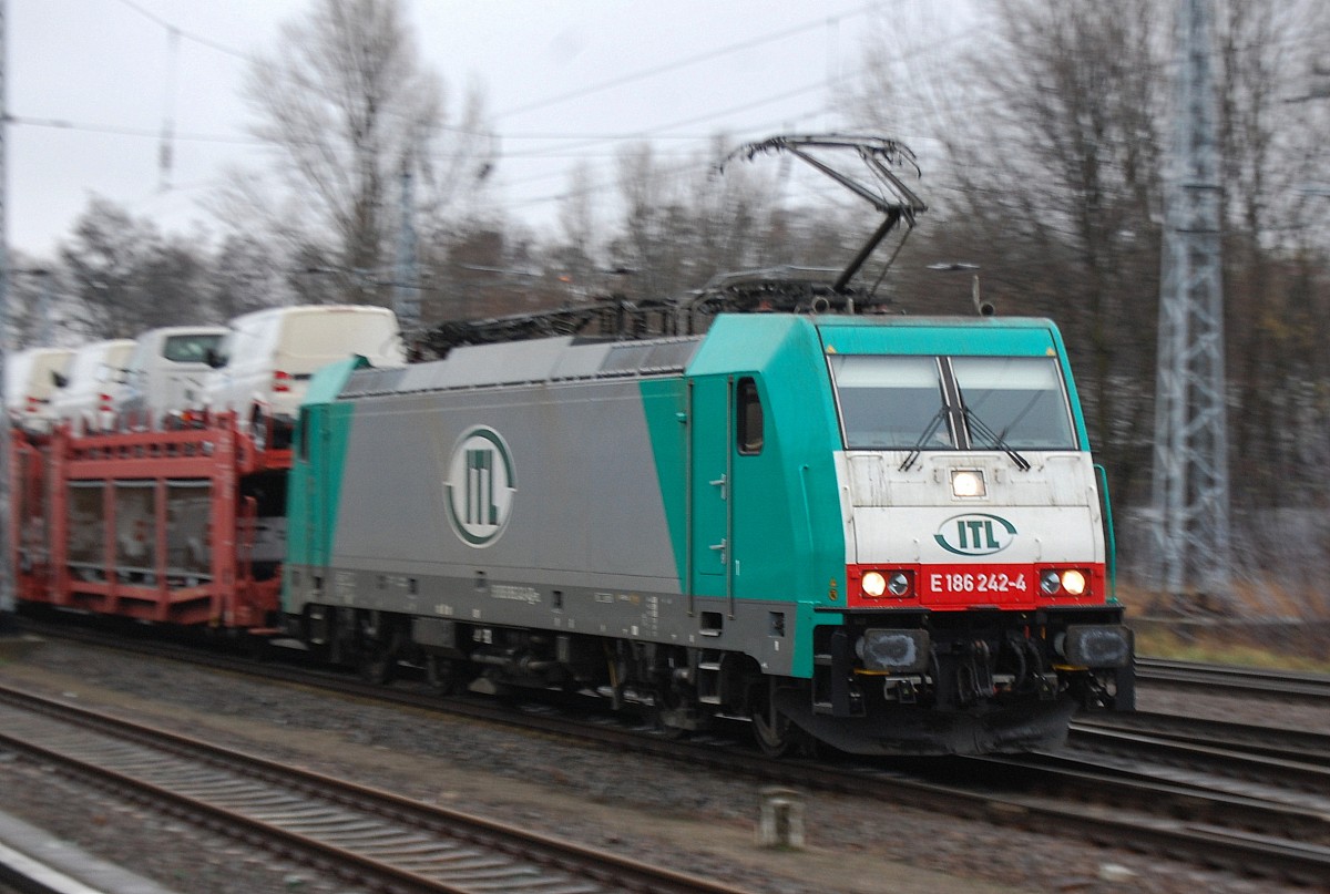 Mietlok für ITL E 186 242-4 mit PKW-Transportzug fabrikneuer VW-Paddy am 10.12.13 Berlin-Springpfuhl.