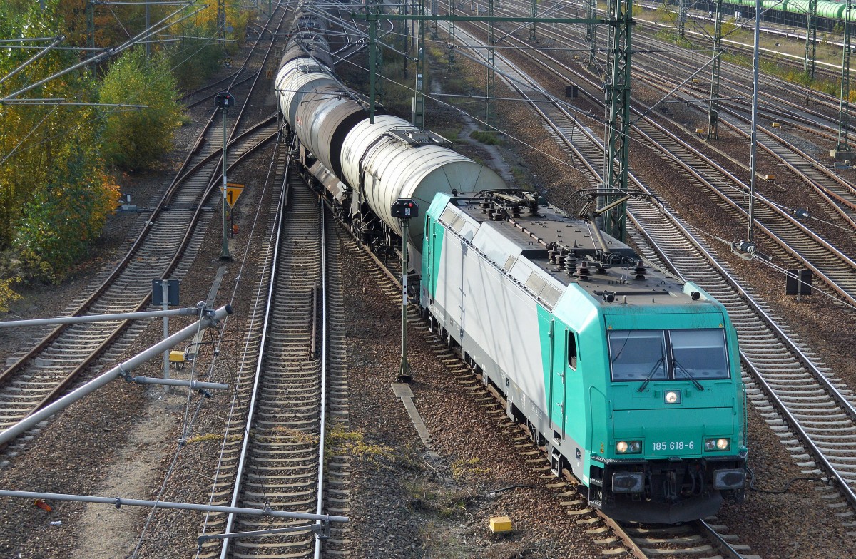 Mietlok für RHC 185 618-8 nach Kurzhalt gegenüber dem Berliner Westhafen mit Kesselwagenzug Richtung Schwedt am 04.11.14 Berlin-Putlitzbrücke.