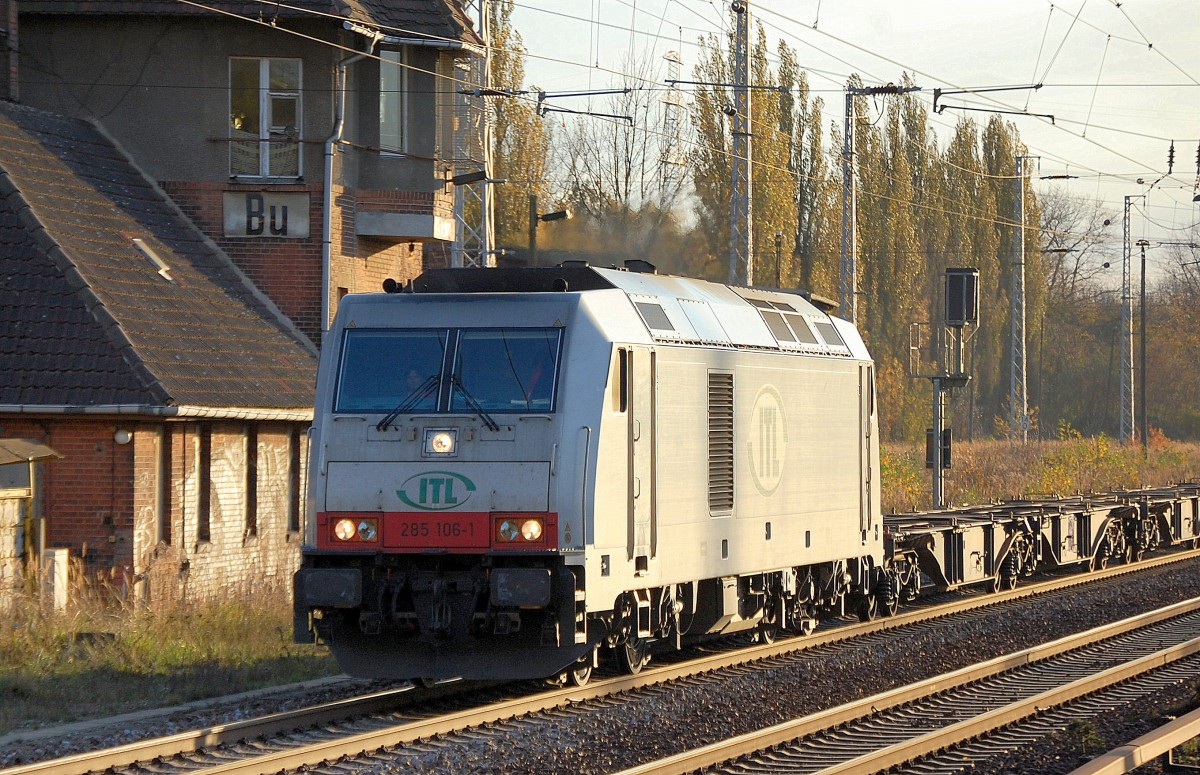 Mietlok von ITL 285 106-1 mit eine, Leerzug Containertragwagen am 30.10.13 Berlin-Buch Richtung Bernau bei goldener untergehender Herbstsonne.