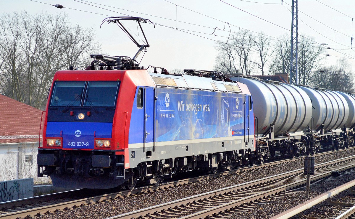 Mietlok Re 482 037-9 von InfraLeuna mit Kesselwagenzug am 23.03.15 Berlin-Karow.