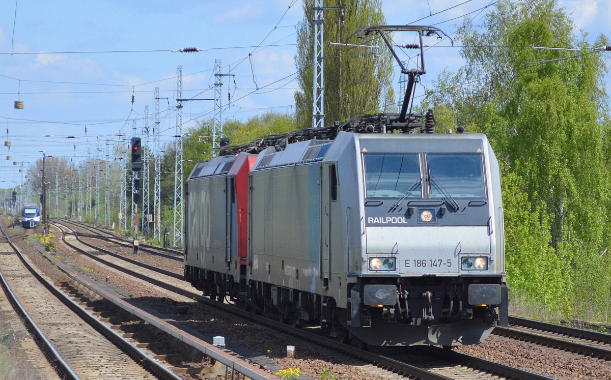 Mietloks E 186 147-5 mit SBB Cargo Lok Re 482 044-5 am Haken für HSL tätig am 29.04.15 Berlin-Karow.