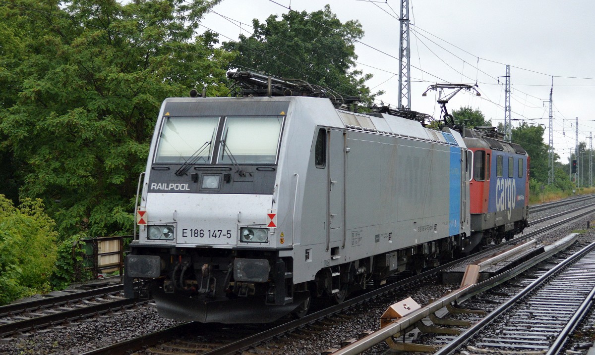 Mietloks der HSL, SBB Cargo Re 421 377-3 zieht Railpool Lok E 186 147-5 am 23.06.15 Berlin-Karow.